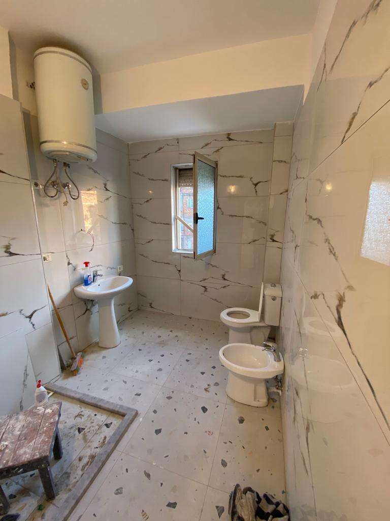 Shitet apartament 2+1, tek Pazari i Ri